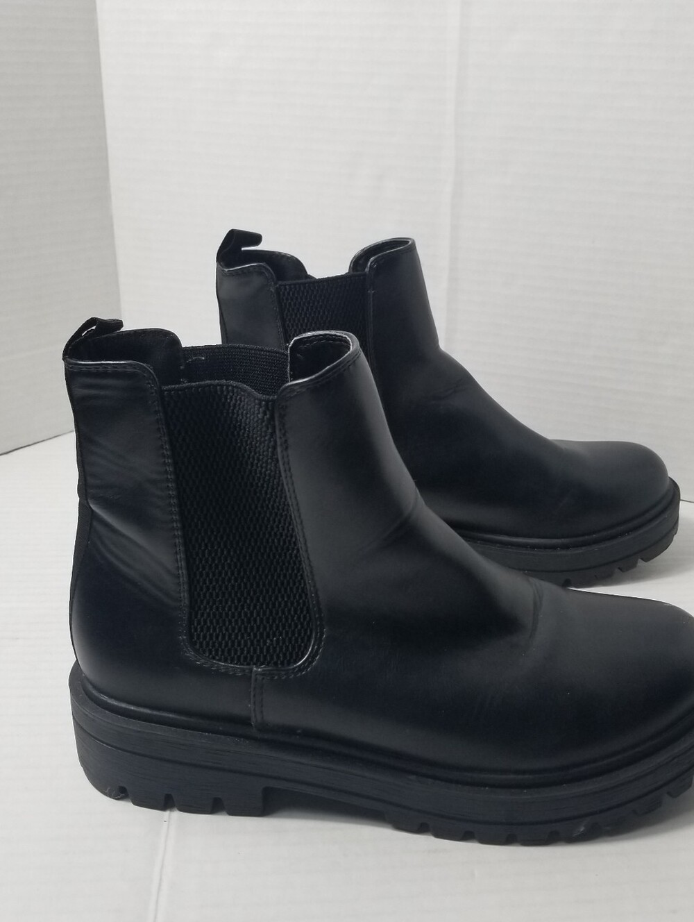 SODA WOMEN'S CHELSEA BOOTS ESTIMATED SIZE 8